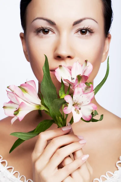 Vacker kvinna med rosa blomma — Stockfoto