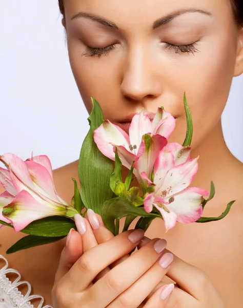 Mooie vrouw met roze bloem — Stockfoto