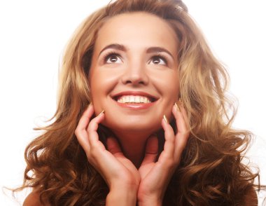 Kıvırcık saçlı güzel bir kadın.