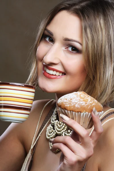 Young woman with coffee and cookies. — Stock Photo, Image