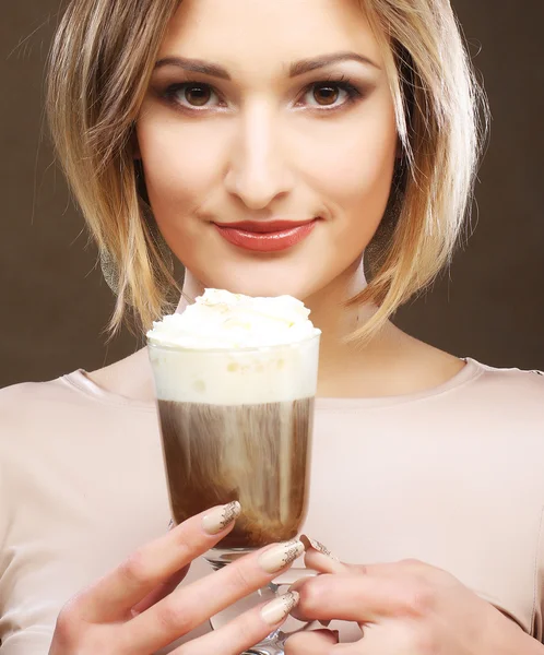 Mujer joven sosteniendo café taza de café con leche —  Fotos de Stock