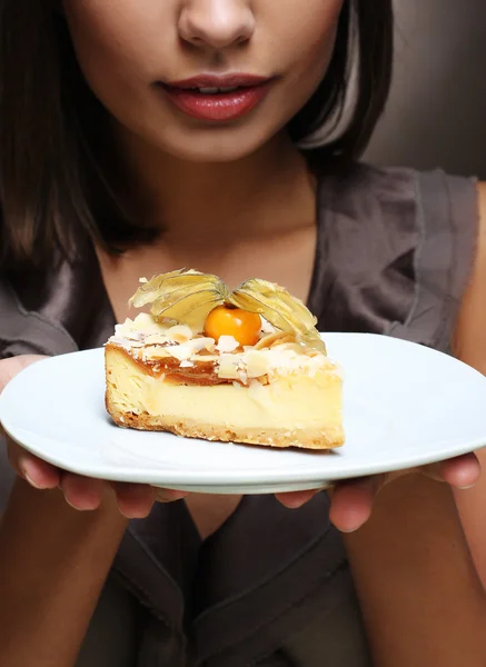 Junge Frau isst einen süßen Kuchen — Stockfoto