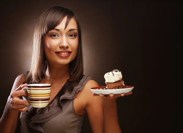 Junge Frau mit Kuchen und Kaffee — Stockfoto