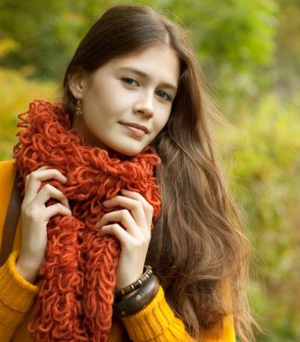 Sonbahar parkında yürüyen moda kadını.