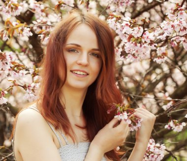 Bahar Çiçek bahçesinde mutlu genç kadın