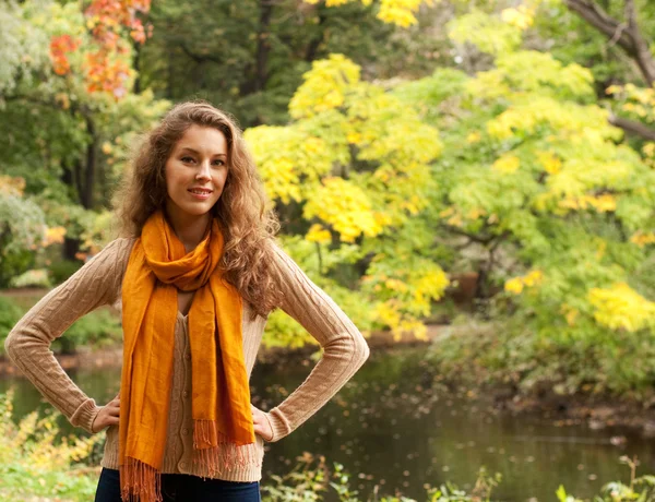 Jeune jolie femme se relaxant dans le parc d'automne — Photo