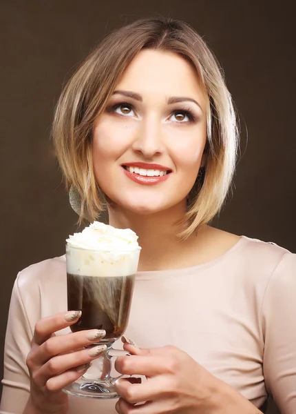 Kahve fincanı tutan genç bir kadın. — Stok fotoğraf
