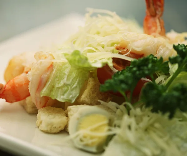 Salade César aux crevettes — Photo