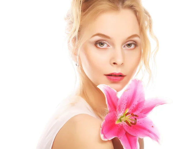 Mladá žena s růžovou lilií — Stock fotografie