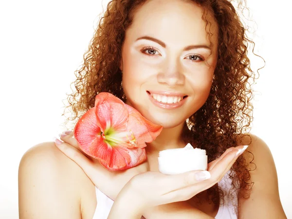 Hermosa chica spa sosteniendo flor rosa y crema — Foto de Stock