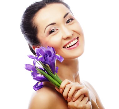Genç Asyalı modeli ile iris çiçekler.