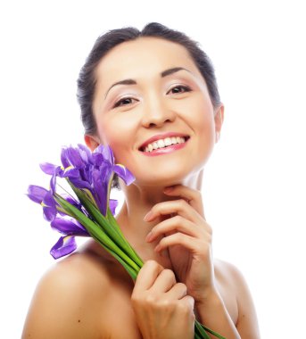 Genç Asyalı modeli ile iris çiçekler.