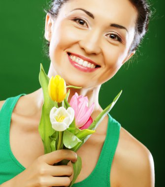 Lale bir buket tutan genç Asyalı kadın