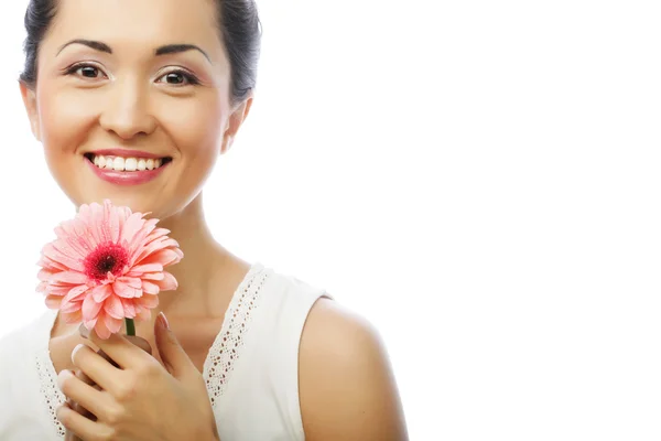 幸福的亚洲女人抱着粉色非洲菊 — 图库照片