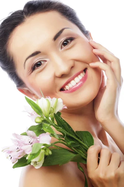 Mulher asiática bonita com flores rosa — Fotografia de Stock