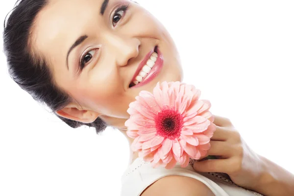 Felice donna asiatica in possesso di un gerbera rosa — Foto Stock