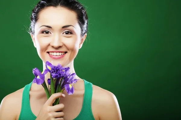 Feliz mulher asiática segurando um buquê de íris — Fotografia de Stock