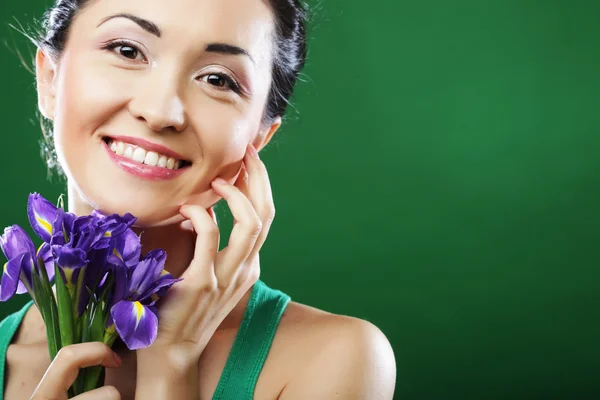 Feliz mulher asiática segurando um buquê de íris — Fotografia de Stock