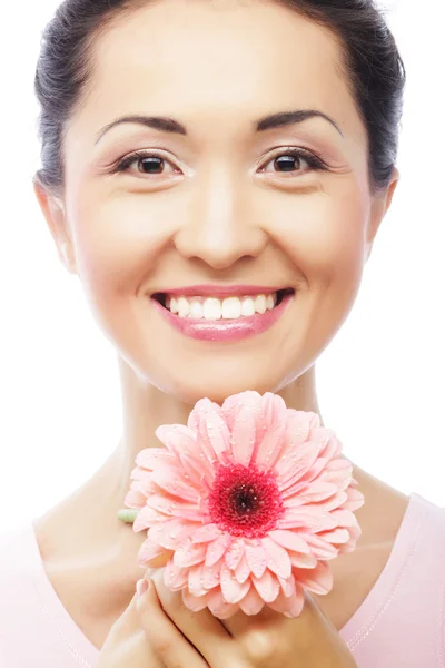 Feliz asiático mulher segurando um rosa gerbera — Fotografia de Stock