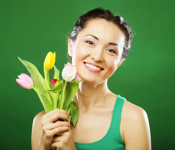 Lale bir buket tutan genç Asyalı kadın