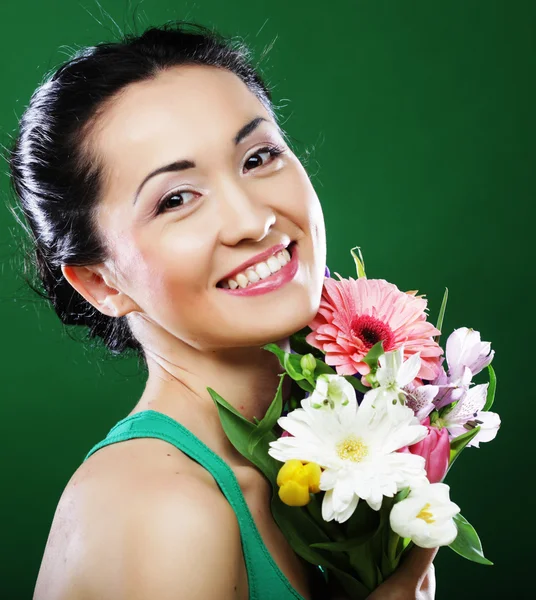 Jovem mulher asiática com flores de buquê — Fotografia de Stock