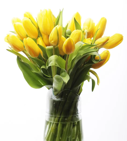 Bouquet de tulipes jaunes dans un vase — Photo