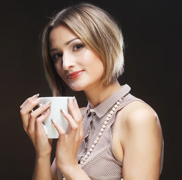युवा सुंदर महिला कॉफी पी रही — स्टॉक फ़ोटो, इमेज