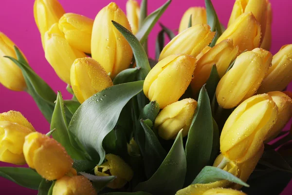 Žlutý Tulipán květy v skleněná váza — Stock fotografie