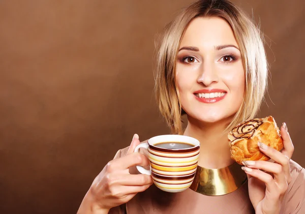 Mujer joven con café y galletas. —  Fotos de Stock