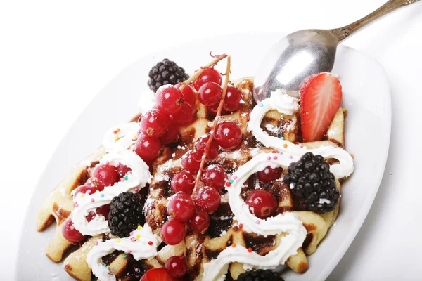 Waffles deliciosos e bagas frescas — Fotografia de Stock