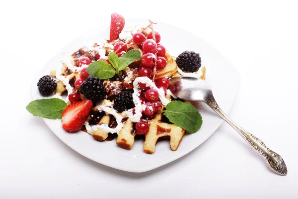 Вкусные вафли и свежие ягоды — стоковое фото