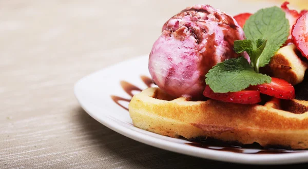 Deliciosos gofres con fresa y helado —  Fotos de Stock