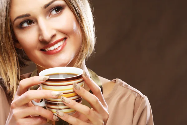Jonge mooie vrouw koffie drinken — Stockfoto