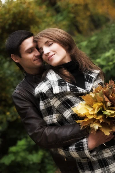 Pareja encantadora en el parque de otoño —  Fotos de Stock