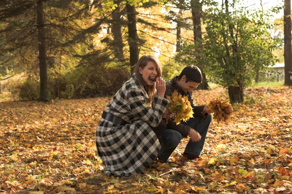 Piękny para w jesienny park — Zdjęcie stockowe