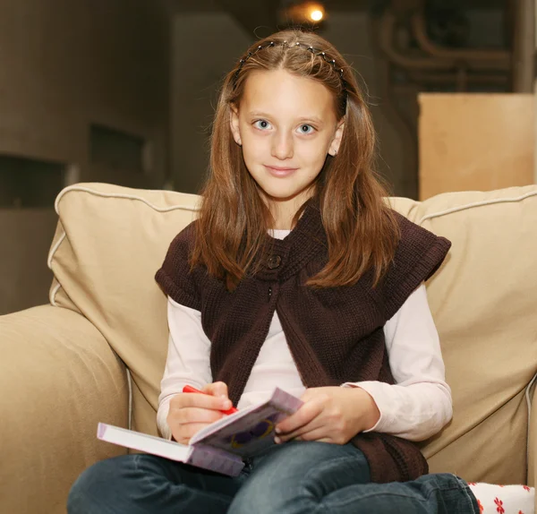 Ragazza pittura a casa — Foto Stock