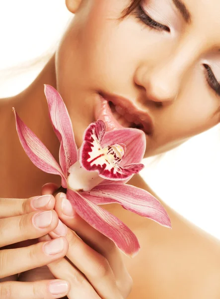 Hermosa chica sosteniendo flor de orquídea —  Fotos de Stock