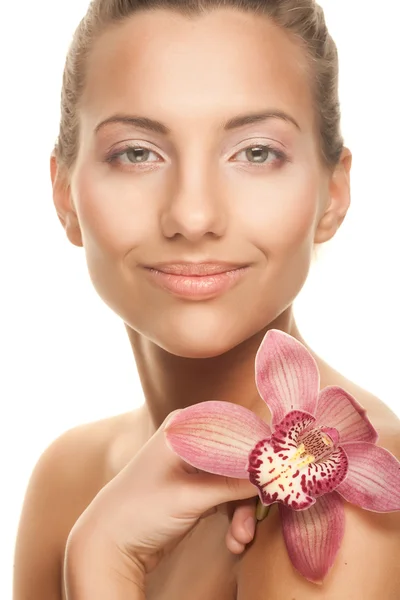 Niña sosteniendo flor de orquídea en sus manos — Foto de Stock