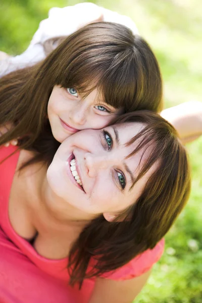 Мать и дочь улыбаются на открытом воздухе . — стоковое фото