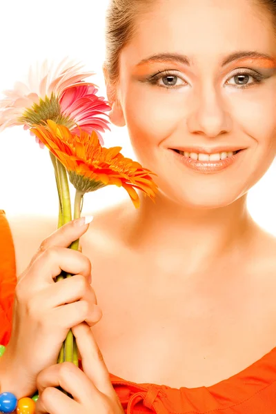 Красивая молодая женщина с цветком гербера — стоковое фото