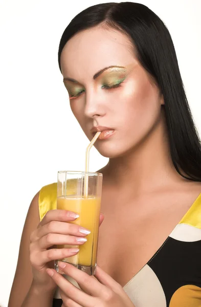 Жінка п'є апельсиновий сік крупним планом — стокове фото