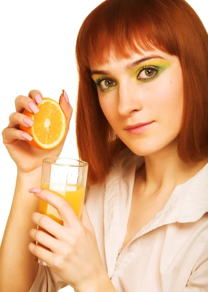 オレンジジュースを飲んでる女が — ストック写真