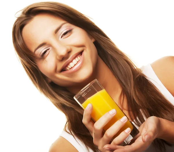 Mujer bebiendo jugo de naranja de cerca — Foto de Stock
