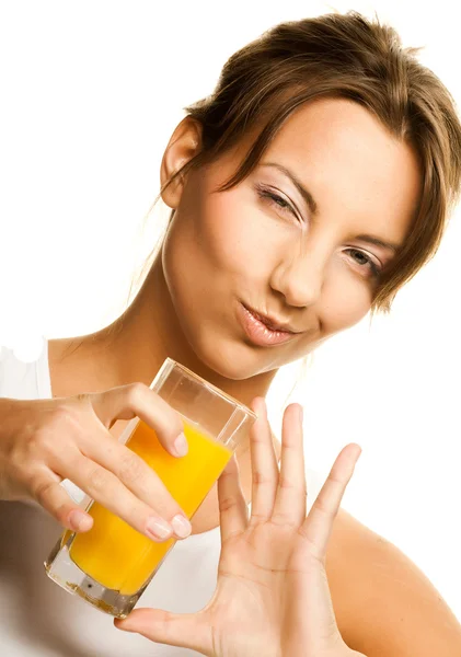 Mujer bebiendo jugo de naranja de cerca — Foto de Stock