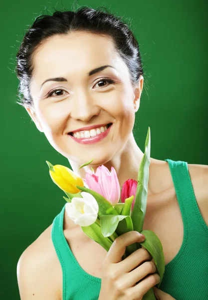 Jovem mulher asiática segurando um buquê de tulipas — Fotografia de Stock