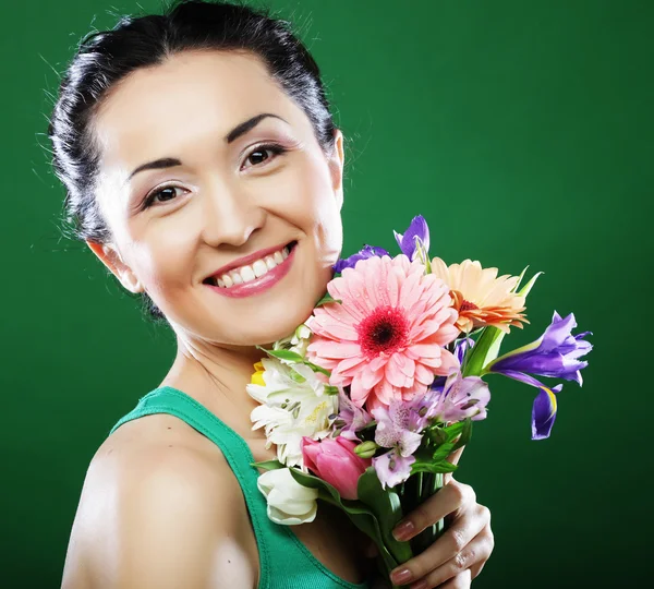 Jovem mulher asiática com flores de buquê — Fotografia de Stock