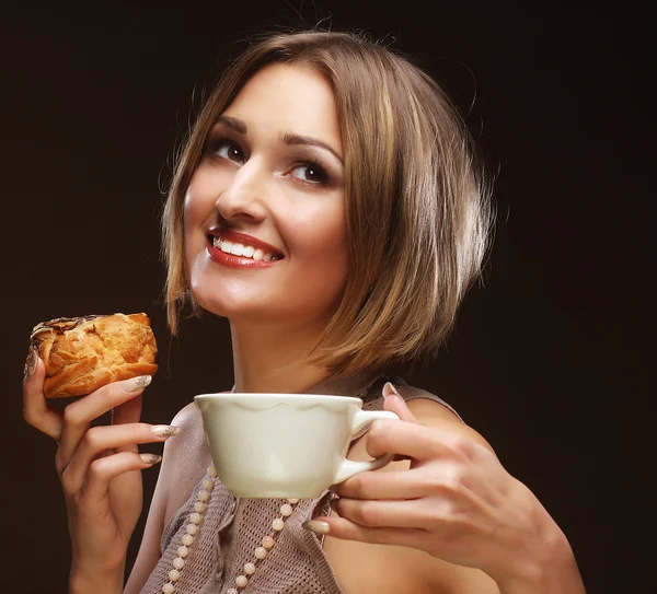 Mujer joven con café y galletas. — Foto de Stock