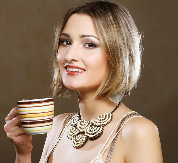 Young pretty woman drinking coffee — Stock Photo, Image