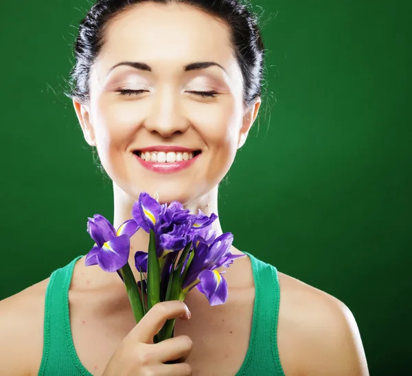 Feliz mulher asiática segurando um buquê de íris — Fotografia de Stock