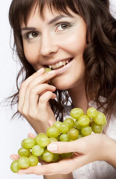 Porträt einer jungen Frau mit grünen Trauben — Stockfoto